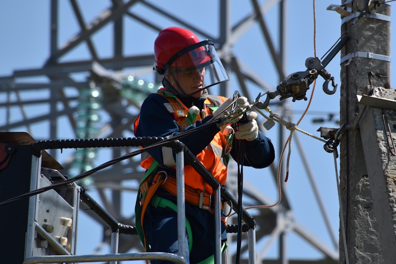 Verantwortliche Elektrofachkraft bei der Arbeit an einer Installation